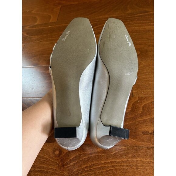 Easy Street Women's Entice Dress Silver Satin Heels Closed Toe NEW 8.5 W - Picture 7 of 9
